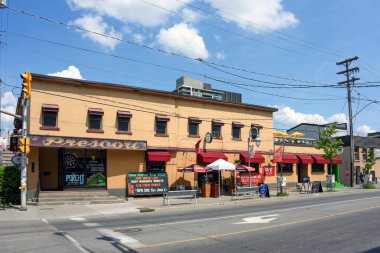 Ottawa, Kanada - 5 Haziran 2024: Preston Caddesi 'ndeki Prescott, 1934 yılında bir otel ve ferah bir bar olarak kurulmuştur. Köfteli sandviçleri ve pizzalarıyla ünlüdür..