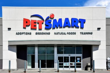 Ottawa, Kanada 2024: Merivale Yolu 'ndaki PetSmart mağazası. PetSmart Inc., Amerika Birleşik Devletleri ve Kanada 'da evcil hayvan ürünleri, hizmetleri ve küçük evcil hayvan ürünleri satan özel bir Amerikan süpermarket zinciri..