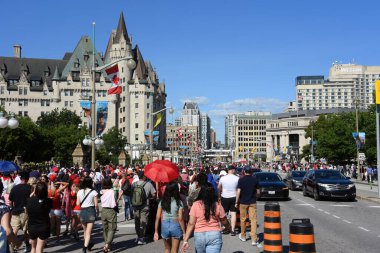 Ottawa, Kanada - 1 Temmuz 2024: Büyük bir grup insan, Ca 'nın kuruluş yıldönümünü kutlayan ve Kanada Günü boyunca yayalar tarafından engellenen Wellington Caddesi' nin bir bölümünde Rideau Caddesi 'ne doğru yürüyor.