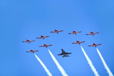 Kanada Kraliyet Hava Kuvvetleri 'nin 100. kuruluş yıldönümü münasebetiyle Kanada' nın Ottawa şehrinde Kanada Hava Kuvvetleri 'nin 1 Temmuz 2024 tarihli Kanada Hava Gösterisi Filosu' na eşlik eder..
