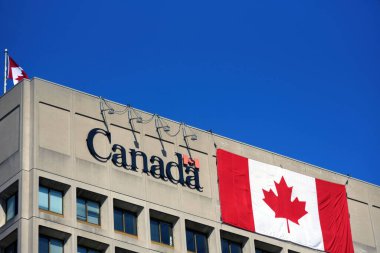 Ottawa, Kanada - 1 Temmuz 2024: Kanada Günü için Ottawa binasındaki Albay By Drive 'da Ulusal Savunma Karargahına devasa Kanada bayrağı eklendi 