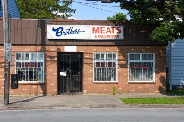 Halifax, Kanada - 26 Temmuz 2024: Agricola 'daki Meats and Delicatessen Kardeşler Halifax' ta popüler bir yerdir. En çok pepperonisiyle bilinir..