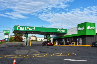 Sydney, Kanada - 30 Temmuz 2024: Prince Caddesi 'ndeki Sobeys Hızlı Yakıt Benzin İstasyonu, yine Sobeys şemsiyesi altında. Need Convenience, Atlantik Kanada genelinde bir market zinciri.