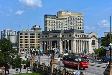 Ottawa, Kanada 14 Ağustos 2024 Bayan Dalış Amphibus Wellington Caddesi 'nde, Parliament Hill' den, şu anda Kanada Senatosu olarak bilinen eski tren istasyonundan ve arka plandaki Westin Hotel 'den manzaralı bir şekilde araba kullanıyor..