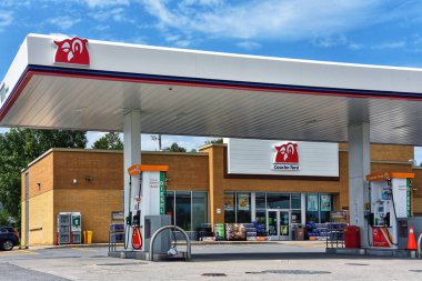 Gatineau, Kanada... 21 Ağustos 2024 Couche-Tard marketi ve Chem 'deki benzin istasyonu. - Aylmer. Couche-Tard, Kanada 'da Mac' s, Avrupa 'da Statoil ve ABD' de Circle K markalarının sahibi Quebec merkezli çok uluslu bir şirket.