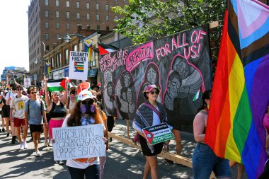 Ottawa, Kanada - 25 Ağustos 2024: Capital Pride, bazı Yahudi katılımcıların hoş karşılanmayacağı korkusuyla diğer grupların törenden çekilmesine yol açan yıllık Onur Yürüyüşü öncesinde Filistin yanlısı bir bildiri yayınladı.