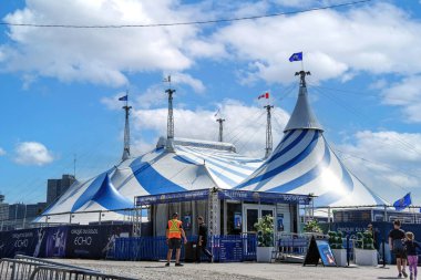 Gatineau, Kanada - 25 Ağustos 2024: Ottawa Nehri 'nin karşısındaki Place des Festivals, ZIBI, Quebec' teki ECHO gösterisi için Cirque du Soleil 'in gişe hasılatı ve büyük sirk çadırları. Gösteri 16 Ağustos 'tan 22 Şubat' a kadar şehirde olacak..