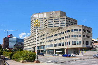 Gatineau, Kanada - 25 Ağustos 2024: Ottawa Nehri 'nin karşısındaki Gatineau' daki Place du Portage binası. Place du Portage, Gatineau 'nun Hull sektöründeki bir dizi federal hükümet binasıdır..