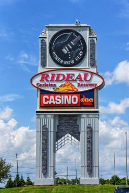 Ottawa, Kanada - 10 Ağustos 2024: Albion Yolu 'ndaki bir Standardbred koşum takımı yarışı ve kumar kompleksi olan Rideau Carlton Raceway için imza günü. Hard Rock International operasyonu ele geçirdi ve Hard Rock Kumarhanesi Ottawa 'ya dönüştürmeyi planlıyor. 