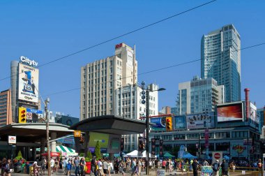 Toronto, Kanada 16 Temmuz 2011 Torontos en işlek kavşak, Yonge-Dundas Meydanı, Canlı Yeşil Toronto Festivali için trafiğe kapatıldı.. 