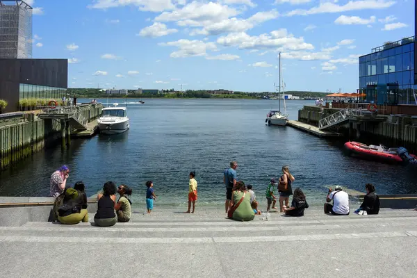 Halifax, Nova Scotia 22 Temmuz 2024 Halifax Limanı 'na çıkan merdivenlerde. Queen 's Landing' deki merdivenler Halifax Rıhtımı 'ndaki Kraliçe Marki' nin bir parçası olarak 2021 'de açıldı.. 