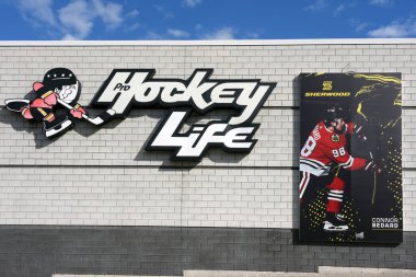 Kanata, Kanada - 8 Ekim 2024: Connor Bedard 'ın resmi Ottawa' nın banliyösü olan Kanata 'daki Pro Hockey Life' ın duvarında. PHL dünyanın en büyük hokey merkezli perakendecisi. 1973 'te kurulmuş ve Canadian Tire tarafından satın alınmış.