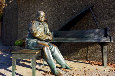 Ottawa, Kanada - 21 Ekim 2024: Ulusal Sanat Merkezi 'nin dışındaki Kanadalı caz sanatçısı Oscar Peterson onuruna yapılan anıtın üzerinde güneş parlıyor. Ruth Abernathy tarafından yaratıldı ve Kraliçe Elizabeth tarafından 30 Haziran 2010 'da tanıtıldı..  