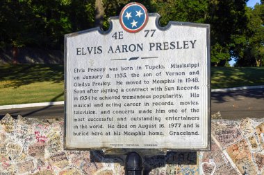 Memphis, TN, ABD - 24 Eylül 2019 Graceland 'in dışında Elvis Presley' i onurlandıran plaket. Taş duvar Graceland 'i ziyaret ettiklerinde duvara yazan hayranların isimleriyle dolu..