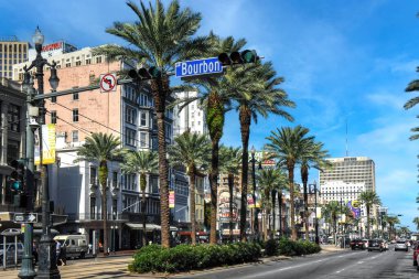 New Orleans, LA, ABD - 26 Eylül 2019: New Orleans şehrinde ünlü bir kavşak olan Canal Caddesi 'ndeki Bourbon Caddesi için imza.