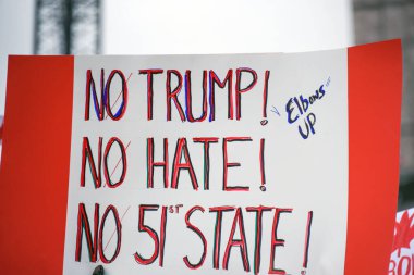 Ottawa Mar 9, 2025 Kanada 'yı kutlamak ve egemenliğini tasdik etmek için Parliament Hill' de büyük bir kalabalık toplandı. Kanada 'ya destek vermek ve ABD gümrük vergilerini ve Trump' ların Kanada 'yı ilhak etme tehdidini kınamak için birçok işaret vardı.