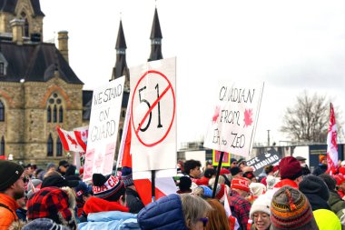 Ottawa Mar 9, 2025 Kanada 'yı kutlamak ve egemenliğini tasdik etmek için Parliament Hill' de büyük bir kalabalık toplandı. Kanada 'ya destek vermek ve ABD gümrük vergilerini ve Trump' ların Kanada 'yı ilhak etme tehdidini kınamak için birçok işaret vardı.