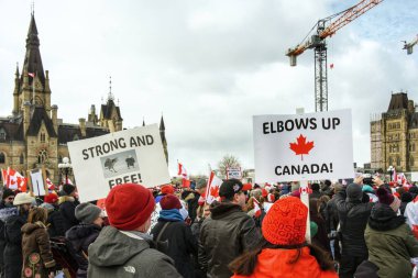 Ottawa - 9 Mart 2025 Kanada 'yı kutlamak ve egemenliğini tasdik etmek için Dirsekler Yukarı etkinliği için büyük bir kalabalık toplandı. Kanada 'ya destek vermek ve ABD gümrük vergilerini ve Trumpları' nı Kanada 'yı 51.