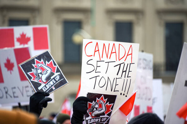 Оттава 9 марта 2025 года большая толпа собирается на Парламентском холме для мероприятия, проведенного в честь празднования Канады и подтвердить свой суверенитет. Многие признаки присутствовали, чтобы показать поддержку Канады и денонсировать американские тарифы и козыри угрозу аннексии Канады