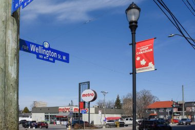 Ottawa - Mar, 2025: Wellington Batı BIA, bölgeyi Kanada yapımı mallar ve Kanada 'ya ait metro bakkalı gibi işletmeler için bir hedef haline getirme amaçlı bir kampanya başlattı. Bu, Trump gümrük vergilerine ve Kanada 'yı ilhak etme tehditlerine yanıt olarak