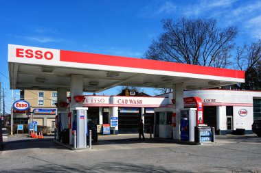 Ottawa, Kanada - 19 Mart 2025 Ottawa, Kanada 'da Island Park Drive' da eski usul tam hizmet Esso istasyonu