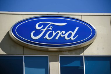 Ottawa, Kanada - 27 Mart 2025: Ford logosu Ottawa 'nın bir banliyösü olan Kanata' daki şirket ofisinde. Ford, General Motors 'tan sonra ABD merkezli ikinci ve dünyanın en büyük altıncı otomobil üreticisi.. 