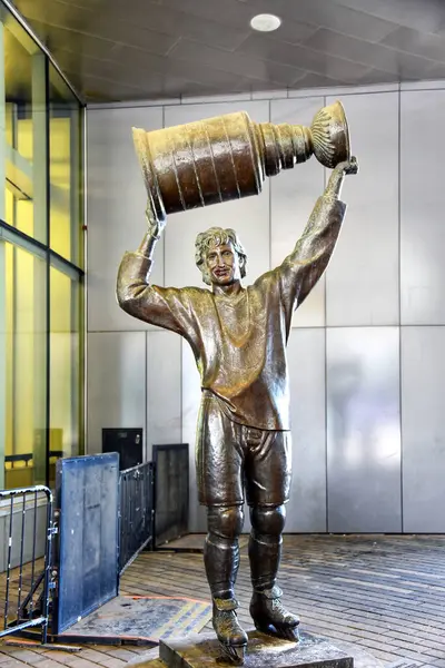 Rogers Place 'in dışında Wayne Gretzky' nin heykeli. John Weaver tarafından tasarlanmış ve 1989 yılında Los Angeles Kings 'e takas edildikten sonra piyasaya sürülmüştür. Gretzky, Edmonton Oilers 'da dokuz sezon oynadı ve 4 Stanley Kupası kazanmalarına yardım etti.