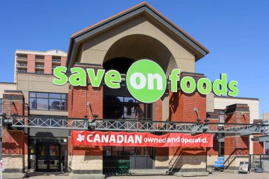 Edmonton Alberta - 3 Nisan 2025: 109. Cadde 'deki marketten tasarruf. Save-on-Foods, Kanada 'nın batısında bulunan bir süpermarket zinciri. 1982 yılında kurulmuş ve merkezi Langley, BC 'de bulunmaktadır..