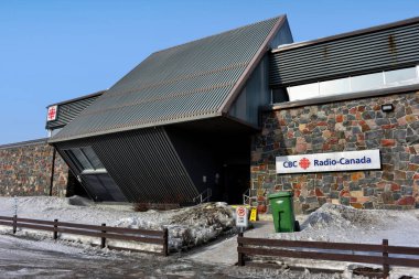 Yellowknife, Kanada - 31 Nisan 2025: Forrest Drive 'da CBC ve CBC Radyo-Kanada binası. Canadian Broadcasting Corporation, Kanada 'nın başkenti Crown Corporation' da yer alan bir ulusal yayın kuruluşudur. Öyleydi.