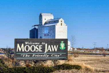 Moose Jaw, Kanada Moose Jaw tabelasına hoş geldiniz. Kanada 'nın Çayır Eyaletlerinden Saskatchewan' da sık görülen bir manzara. Moose Jaw tarım alanları için kritik bir demiryolu kavşağıdır ve aynı zamanda bir NATO uçuş eğitim okulu da vardır..