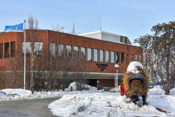 Yellowknife, Kanada Yellowknife Belediye Binası. Çimenlerinde misk kokusu var. Hayvanlar kafa ve vücut, bitkilerin sürekli değişmesi için çiçek yatağı görevi görürler. Adı Elon Muskox, gerçi son zamanlarda bazı kişiler isminin değiştirilmesini istiyor.