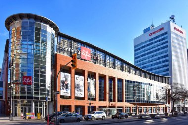 Winnipeg, Kanada - 6 Nisan 2025: 2004 yılında MTS Centre olarak açılan Kanada Yaşam Merkezi, Portage Ave 'de NHL Winnipeg Jets, AHL Manitoba Moose ve Kanada Elit Basketbol Ligi' nin Deniz Ayıları 'na ev sahipliği yapmaktadır. Rogers binası yardımcı.