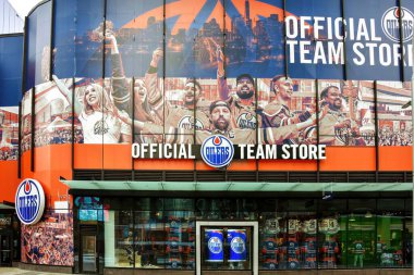Edmonton Alberta - 3 Nisan 2025 Edmonton Oilers Official Team Store Rogers Place yakınlarındaki Ice District 'te. Oilers 1979 'da NHL' e katıldığından beri beş Stanley Kupası kazandı.. 