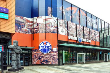 Edmonton Alberta - 3 Nisan 2025 Edmonton Oilers Official Team Store Rogers Place yakınlarındaki Ice District 'te. Bölgedeki yerel kültüre övgü olarak solda bir Inukshuk görülebilir..