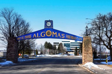 Sault Ste. Marie, Kanada - 9 Nisan 2025: St. Marys Nehri üzerindeki Algoma Çelik 'in giriş işareti. 1901 yılında kurulmuş ve Kanada 'nın en büyük ikinci çelik üreticisi ve şehrin en büyük işverenidir.. 