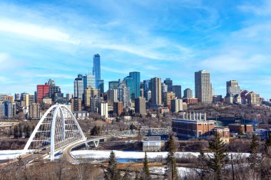 Edmonton silueti Alberta, Kanada 'da ilkbaharda Walterdale Köprüsü solda.