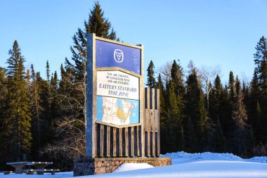 Ontario, Kanada 17. Otoyol 'daki Ontario Eyaleti' nde zaman dilimi değişikliği için imza atın. Ontario Kanada 'nın çoğu resmi olarak Doğu Zaman Bölgesi' nde iken, 90 batı boylamının batısındaki Ontario bölgeleri resmi olarak Merkez Zaman Bölgesi 'nde yer almaktadır..