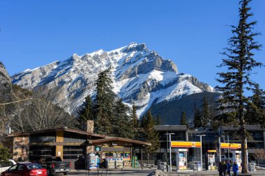 Banff, Kanada - 5 Nisan 2025: Banff Auto Services Alberta 'nın dağları ve kaplıcalarıyla bilinen ünlü tatil köyünde. Yürüyüş, bisiklet ve kayak gibi açık hava aktiviteleri için popüler bir yerdir. Banff Ulusal Parkı 'nın bir parçası..