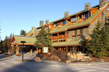 Banff, Kanada 5 Nisan 2025 The Fox Hotel ve Suites with a chillis Grill and Bar in the famous resort town in Alberta, known for its Mountain and hot spring. Yürüyüş, bisiklet ve kayak gibi doğa aktiviteleri için popüler bir yerdir.. 
