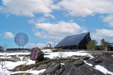 Sudbury, Kanada - 9 Nisan 2025: Dinamik Dünya Etkileşimli Toprak Bilimleri Müzesi Büyük Nikel ile aynı bölgede, 1951 Kanada nikelinin 30 fit kopyası. Müze Science North tarafından işletiliyor ve şehrin madencilik mirası üzerine inşa ediliyor., 