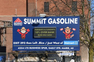 Sault Ste. Marie, Kanada Nisan 2025 Amerikan Zirvesi Benzini tabelası, sınır ötesi Sault Ste 'de. Marie, Michigan, ABD 'de, Kanadalıları benzinliklerini ABD benzin istasyonundan almaya teşvik ediyor. Kozlar ticaret savaşı gerilime neden oluyor.