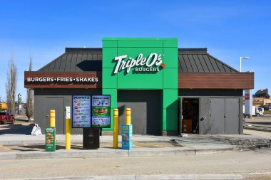 Edmonton, Kanada - 4 Nisan 2025: Triple O 's Burgers in South Trail Plaza. BC, Alberta, Ontario ve Asya 'da bulunan bir Kanada burger zinciri.. 