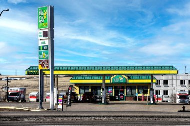 Swift Current, Kanada - 5 Nisan 2025: Fas Gas Plus, Kanada 'nın batısında bulunan bir benzin istasyonu zinciri. Bu konum bir Short Stop yiyecek deposu ile eşleştirilmiştir.. 