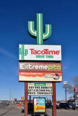 Swift Current, Kanada - 5 Nisan 2025: Taco Time, Extreme Pita, IHA Day Bubble Tea on the Trans-Canada Highway, 1..