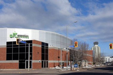 Sault Ste. Marie, Kanada - 9 Nisan 2025: GFL Memorial Gardens spor ve eğlence merkezi şehir merkezinde bulunan Memorial Tower sağda. Sokağın bir kısmına NHL Onur Listesi 'nin onuruna Ron Francis Way adı verildi.