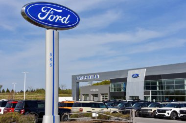 Ottawa, Kanada 13 Mayıs 2025 Barrhaven Ford bayiliği Ottawa 'da. Ford, General Motors 'tan sonra ABD merkezli ikinci ve dünyanın en büyük altıncı otomobil üreticisi. Başkan Trump, ABD dışında yapılan otomobillere gümrük tarifesi koydu.