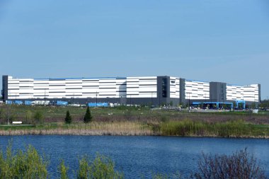 Ottawa, Kanada - 13 Mayıs 2025: YOW3 - Barrhaven 'daki Amazon Tamamlama Merkezi, Ottawa' nın bir banliyösü. YOW, Ottawa Havaalanı 'nın şifresidir. Amazon, Kanada genelinde ambarlar ve dağıtım merkezleri de dahil olmak üzere 65 'ten fazla lojistik alanı işletiyor.