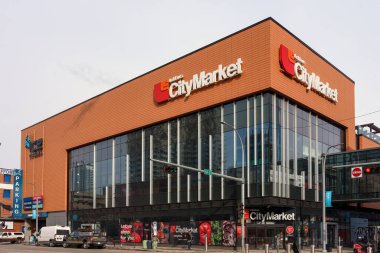 Edmonton, Kanada - 3 Nisan 2025: Loblaws City Market, Ice District lokasyonu, Loblaw Company Limited altında bir pankart, Ontario 'da ve Alberta ve BC' de faaliyet gösteren bir süpermarket zinciri.