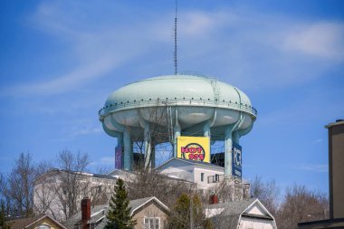 Sudbury, Kanada - 9 Nisan 2025: Sudbury su kulesi ve Hot 93.5 radyo istasyonu reklamı. 2024 'te kule, Sudbury Wolves Jr. Hokey takımı gol attığında yanıp sönen bir kaç ışıkla aydınlandı..