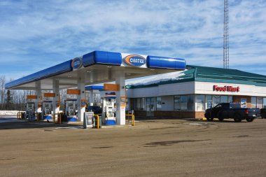 TallCree First Nation, Kanada - 2 Nisan 2025: Centex Petroleum 200 'den fazla konumu olan Kanadalı bir yakıt perakendecisi. İlk uluslar topluluklarıyla önemli sayıda ortaklığı vardır ve sıklıkla gelişmekte ve desteklenmekte rol oynar.